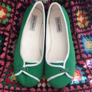 Adorable Green Steve Madden Flats!
